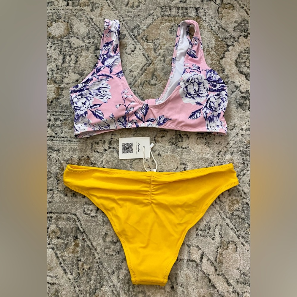 Cupshe 2 piece swimsuit, NWT, size M.
